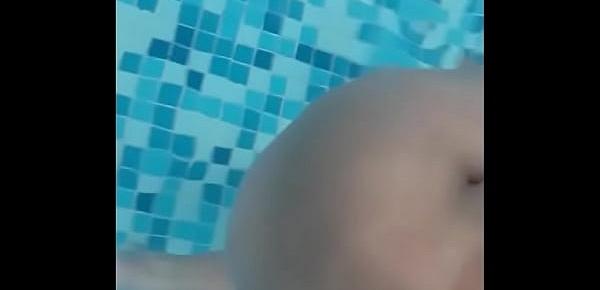  Flagram na piscina do hotel gozando